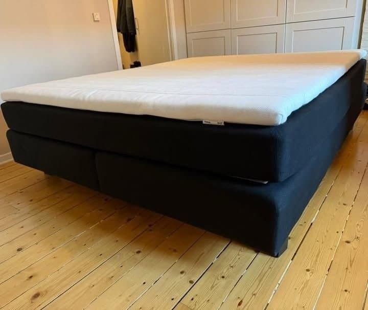 Svart 160 cm kontinentalsäng I nyskick, gratis Hemkörning