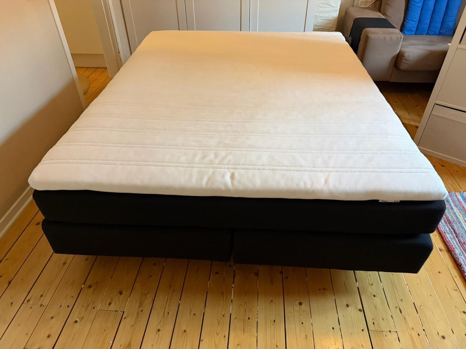 Svart 160 cm kontinentalsäng I nyskick, gratis Hemkörning