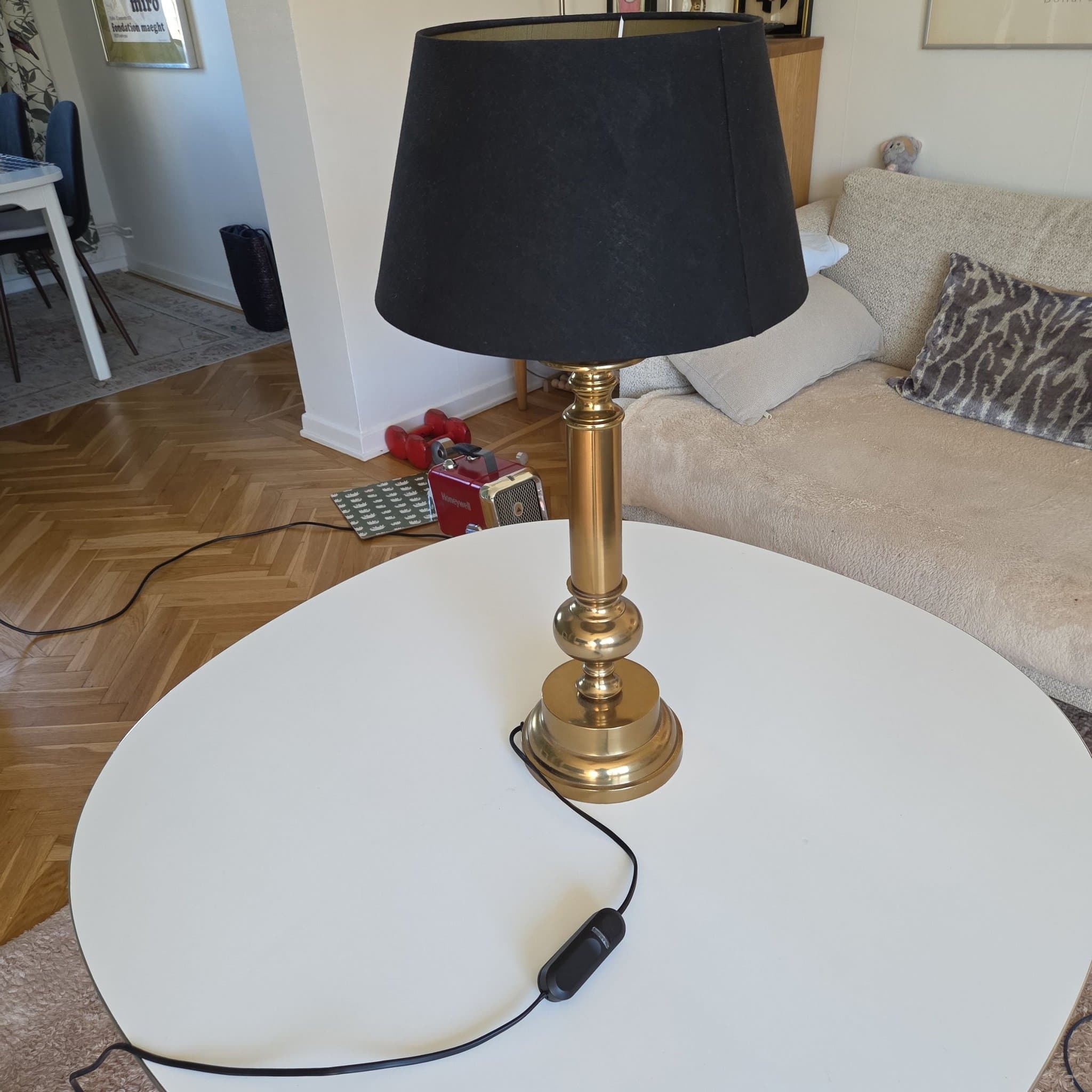 Bordslampa i mässing med svart lampskärm