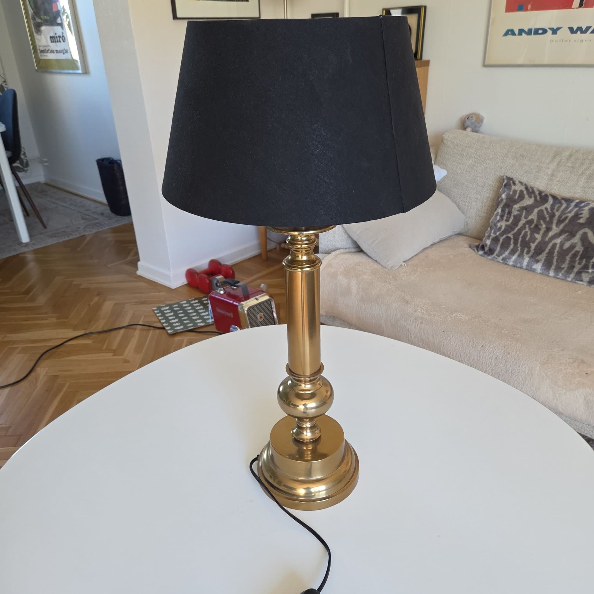 Bordslampa i mässing med svart lampskärm