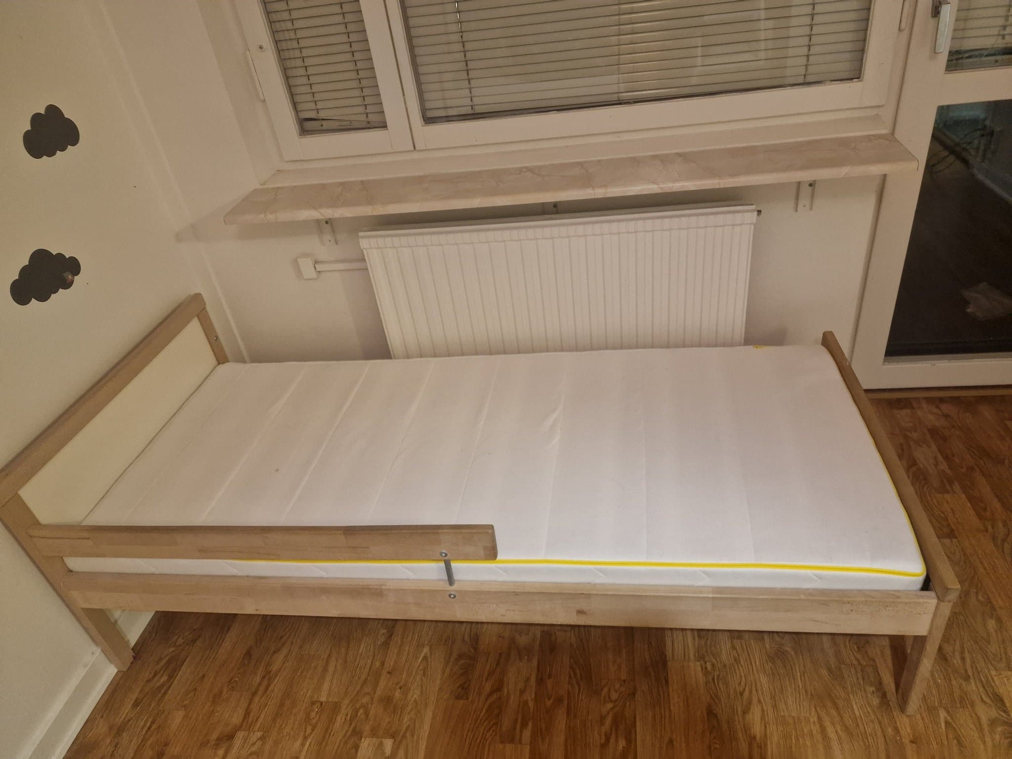 Barnsäng med madrass