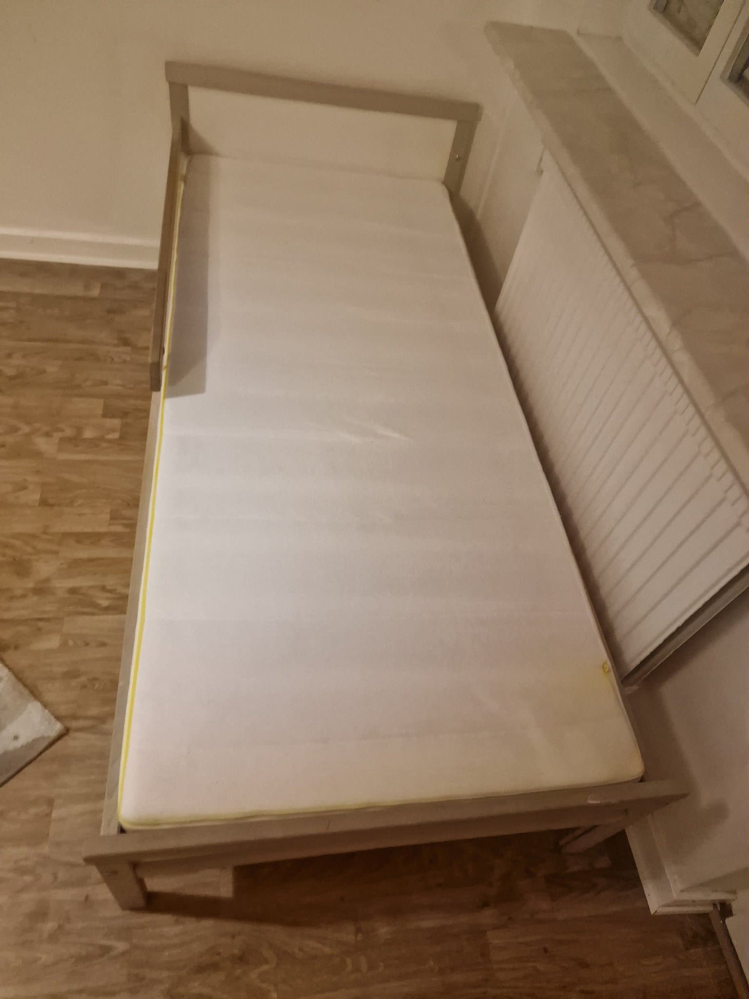 Barnsäng med madrass