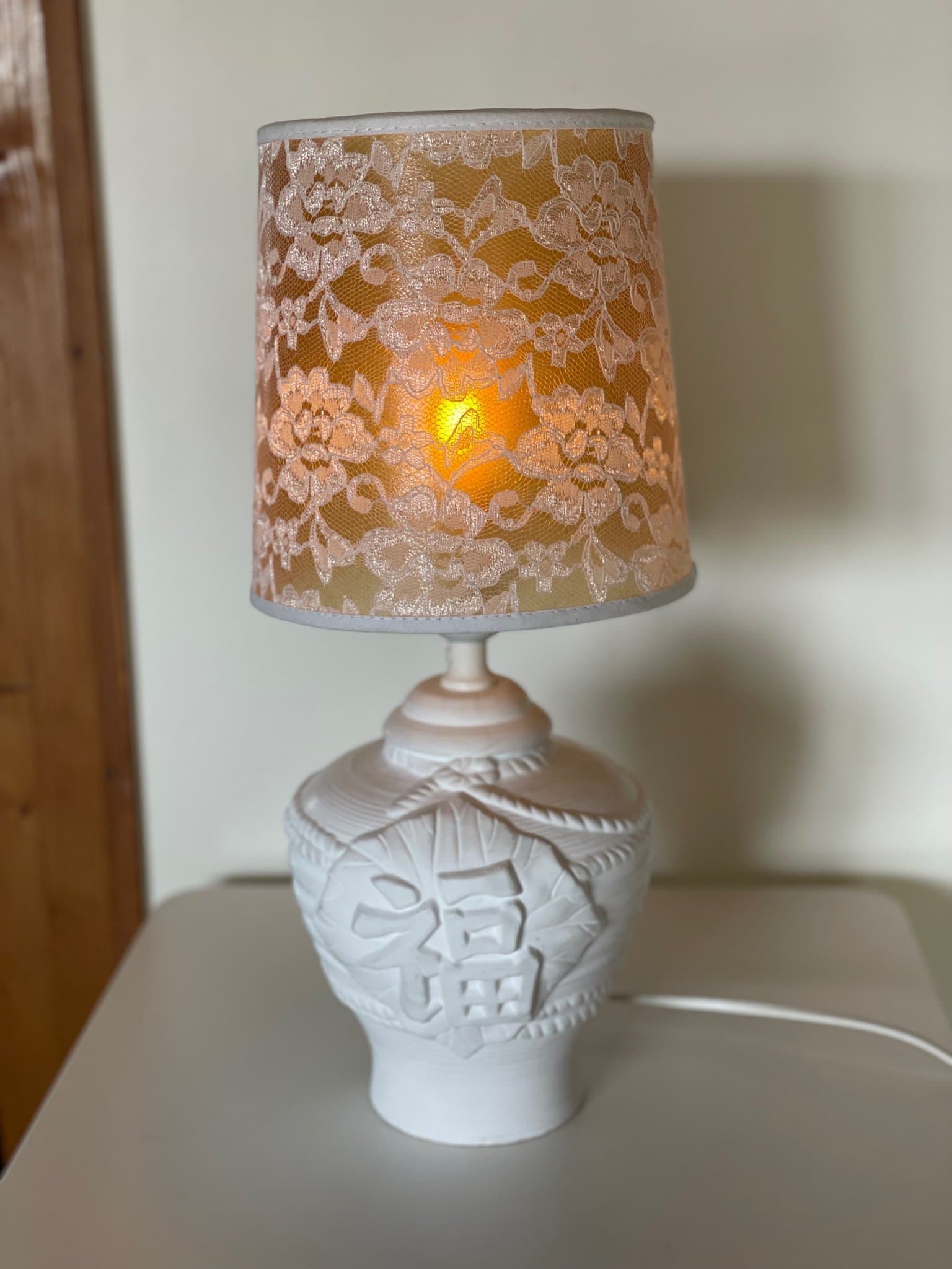 KERAMISK LAMPA MED LYCKOSYMBOL 福 | Keramik | Sent 1900-tal | Chinoiserie