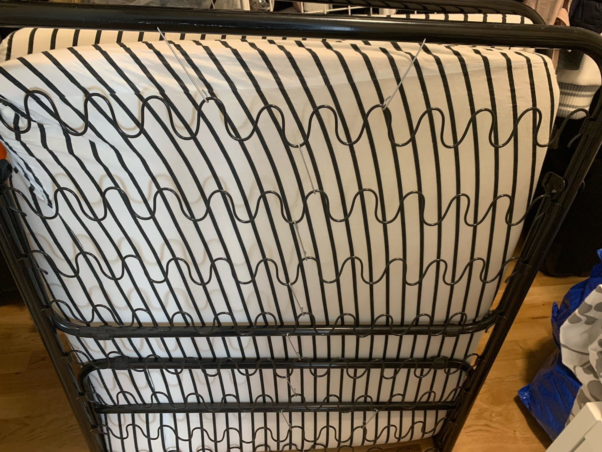 Bäddsoffa med svartvitrandig madrass