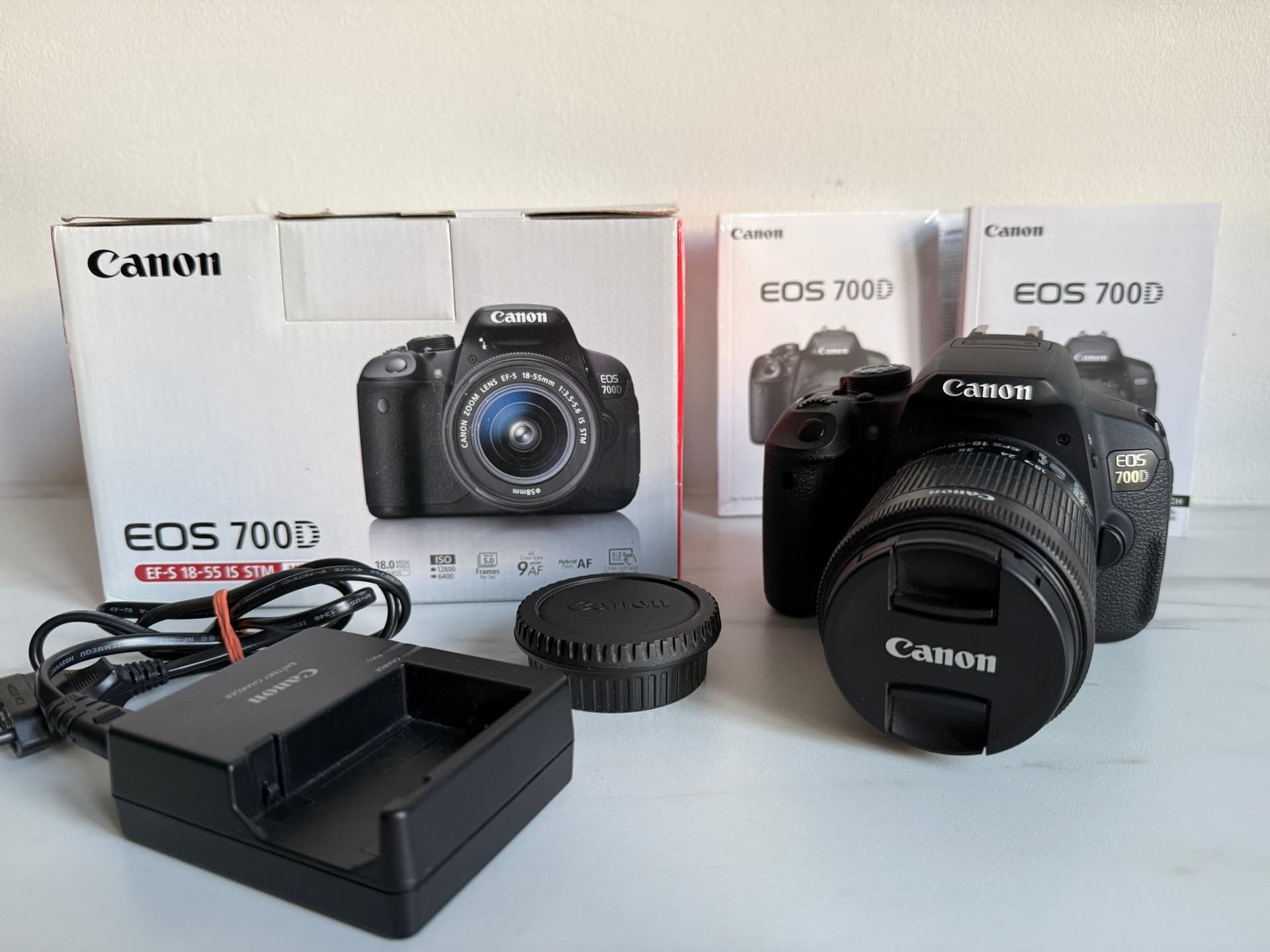 Canon EOS 700D i nyskick + EF-S 18-55mm IS STM | Komplett kit