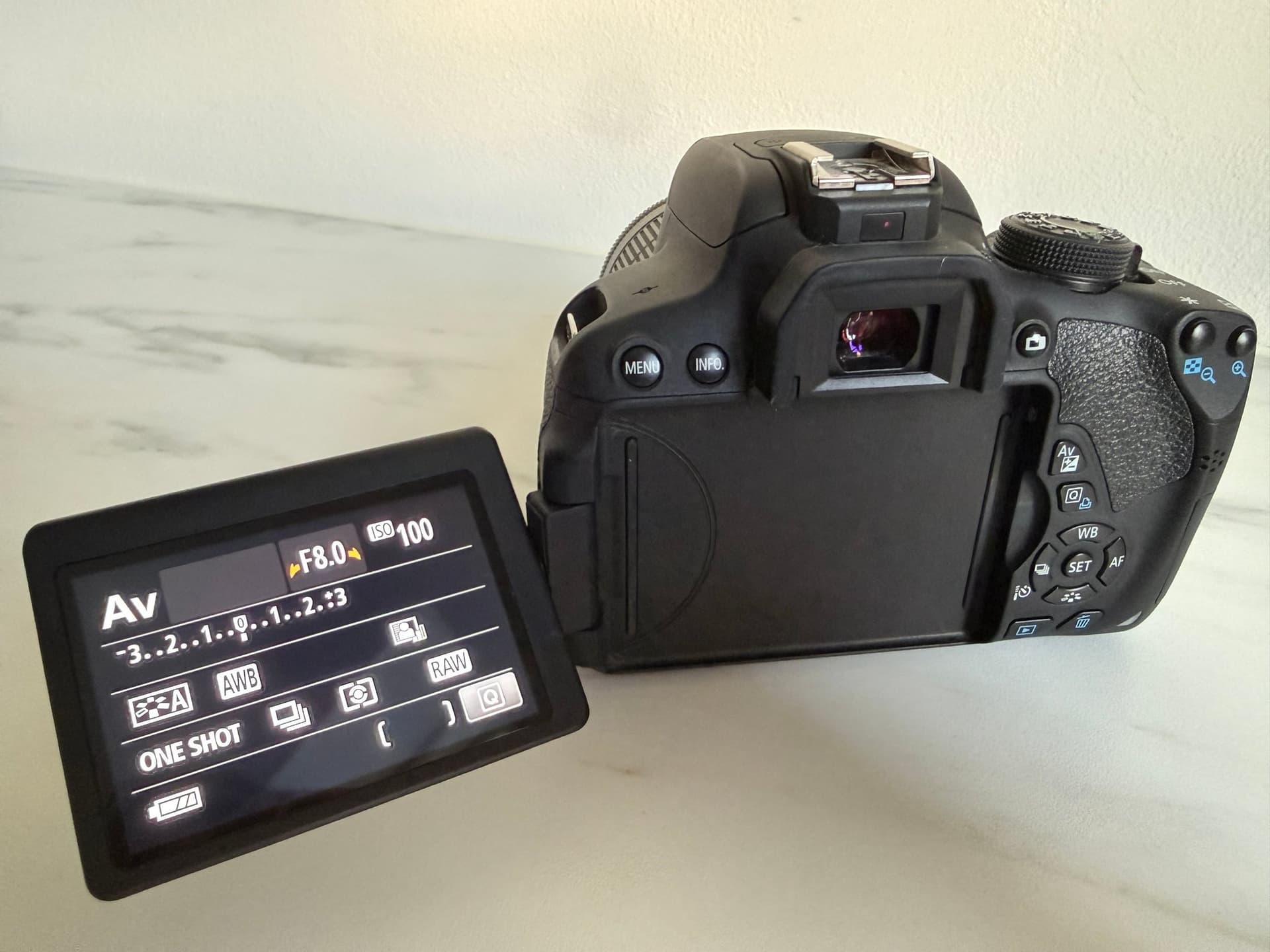 Canon EOS 700D i nyskick + EF-S 18-55mm IS STM | Komplett kit