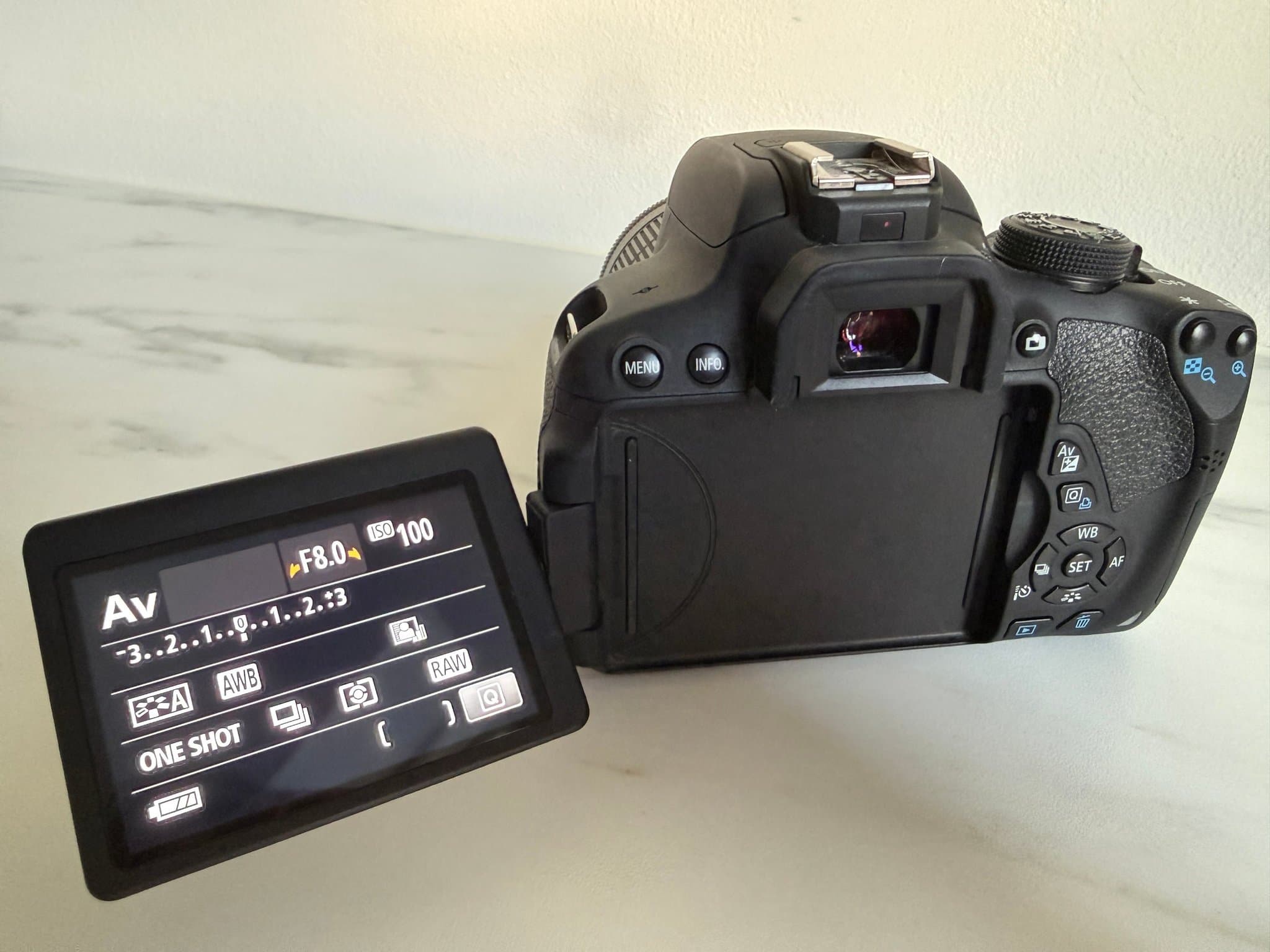Canon EOS 700D i nyskick + EF-S 18-55mm IS STM | Komplett kit