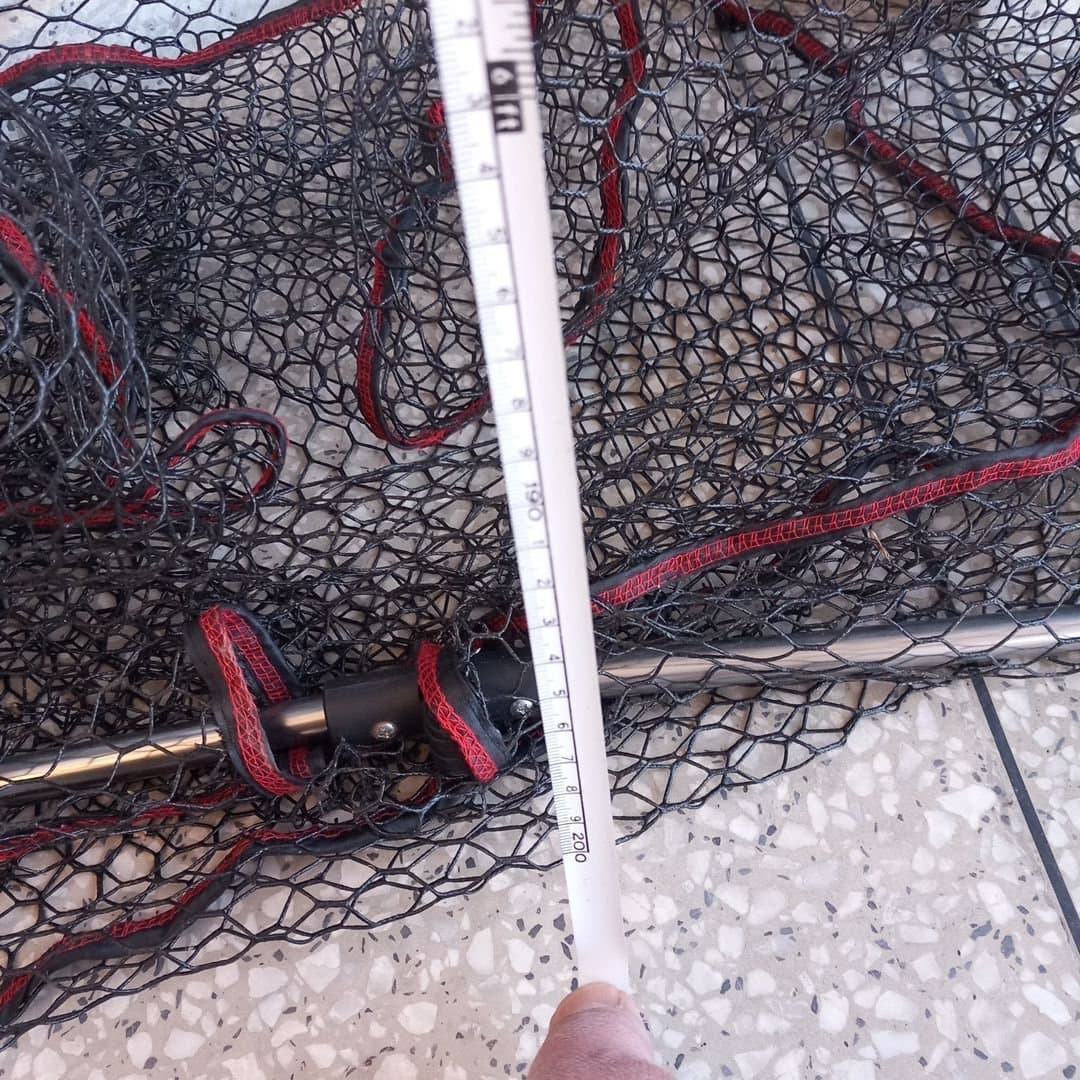Håv/landningshåv Abu Garcia med teleskopstång, svart nät och röd kant