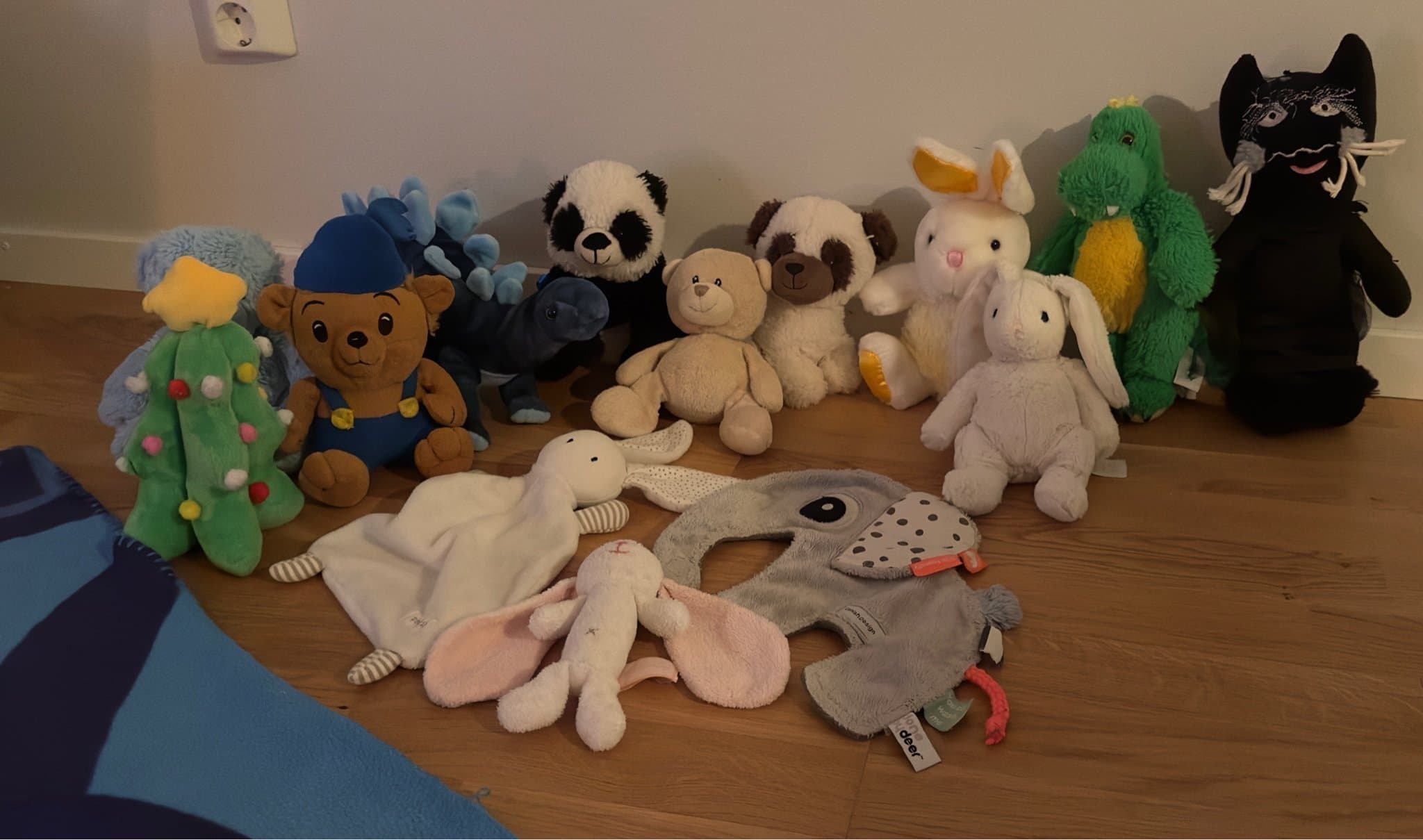 Gosedjur (ink apa från IKEA), förvaringskorg och matta