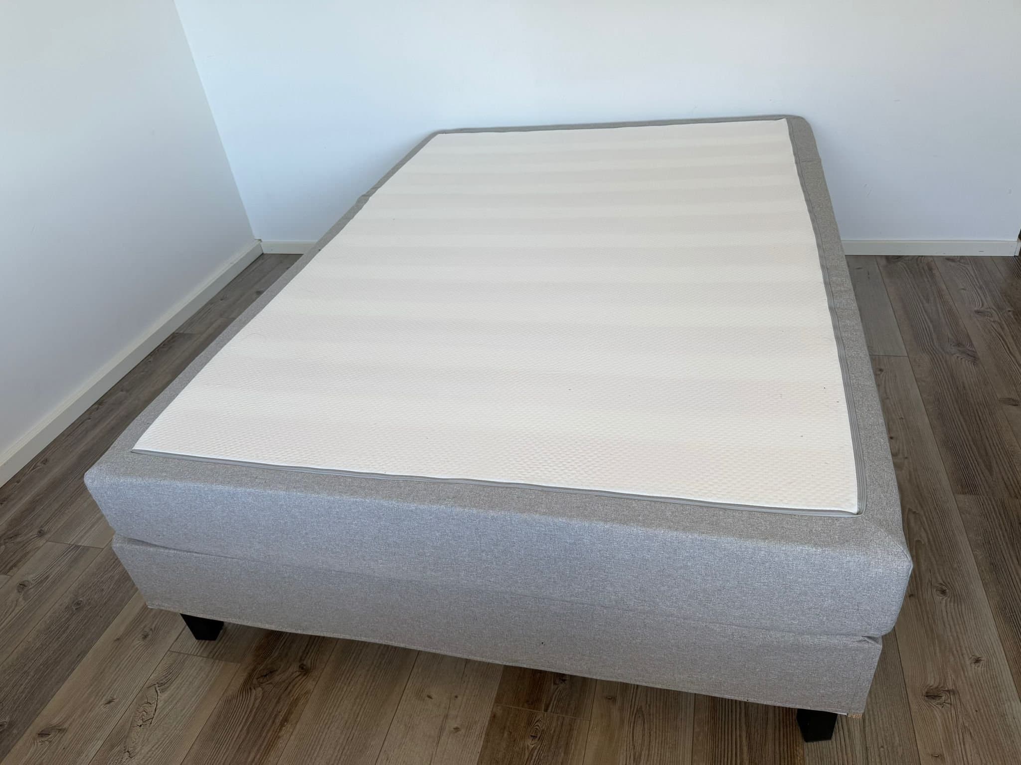 Komplett kontinentalsäng 140 cm, gratis Hemkörning