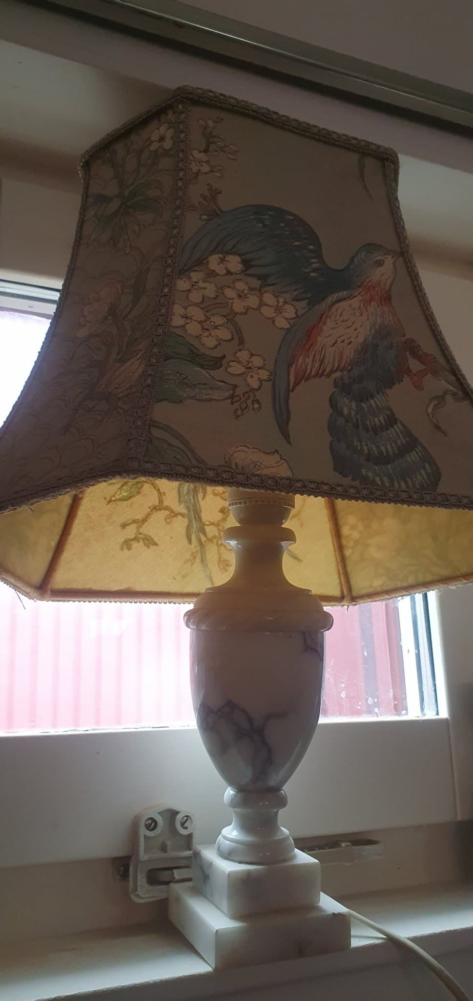Bordslampa med marmorfot och tygskärm med fågelmotiv