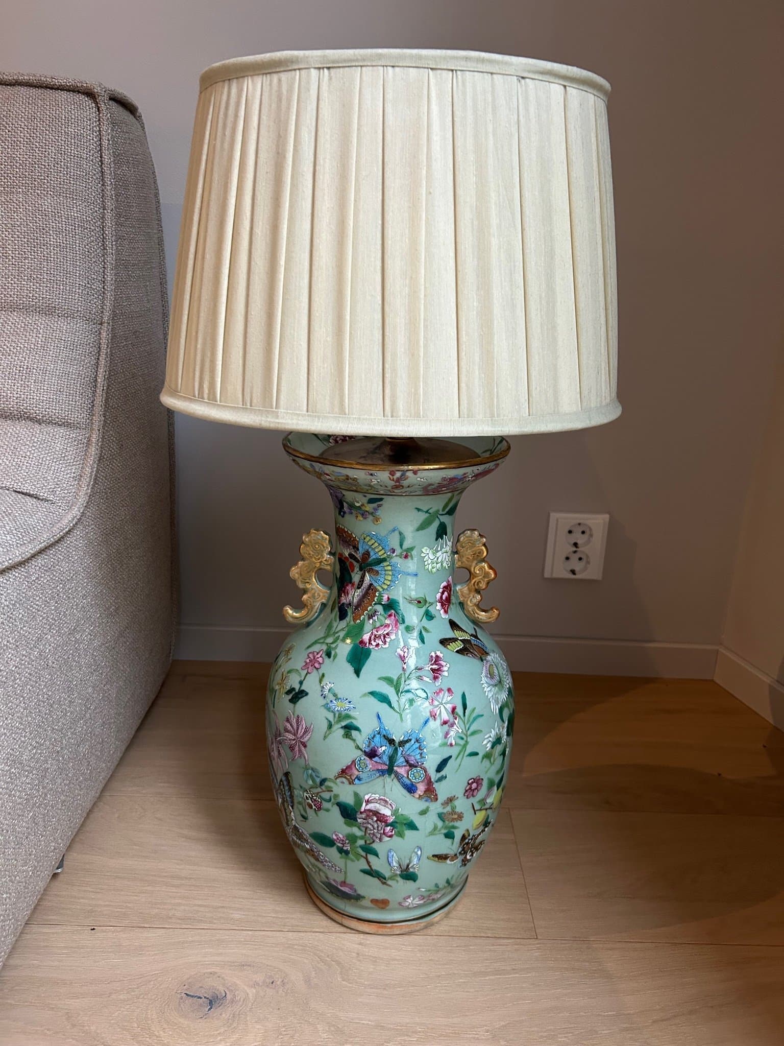 Två golvlampor i porslin med fjärils- och blomstermotiv