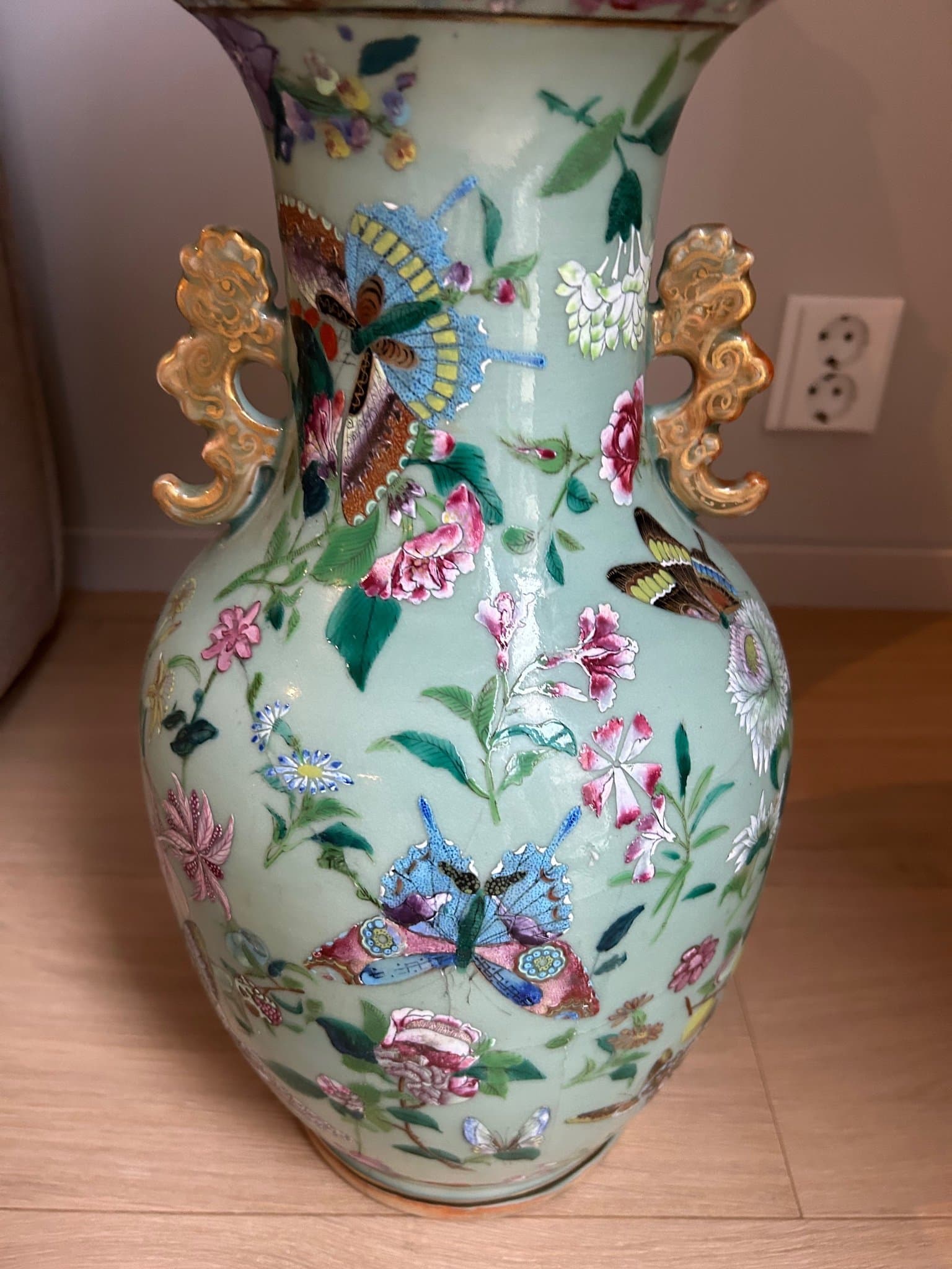 Två golvlampor i porslin med fjärils- och blomstermotiv