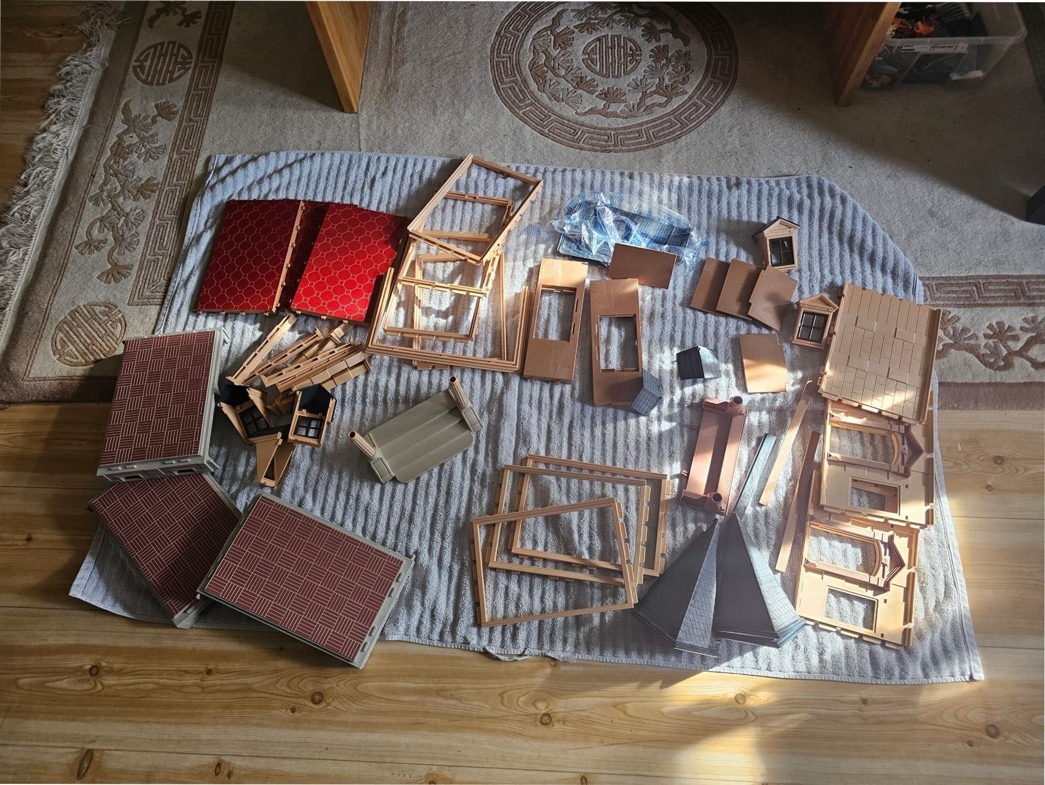 Stor samling av playmobil delar till viktorianskt dockhus.