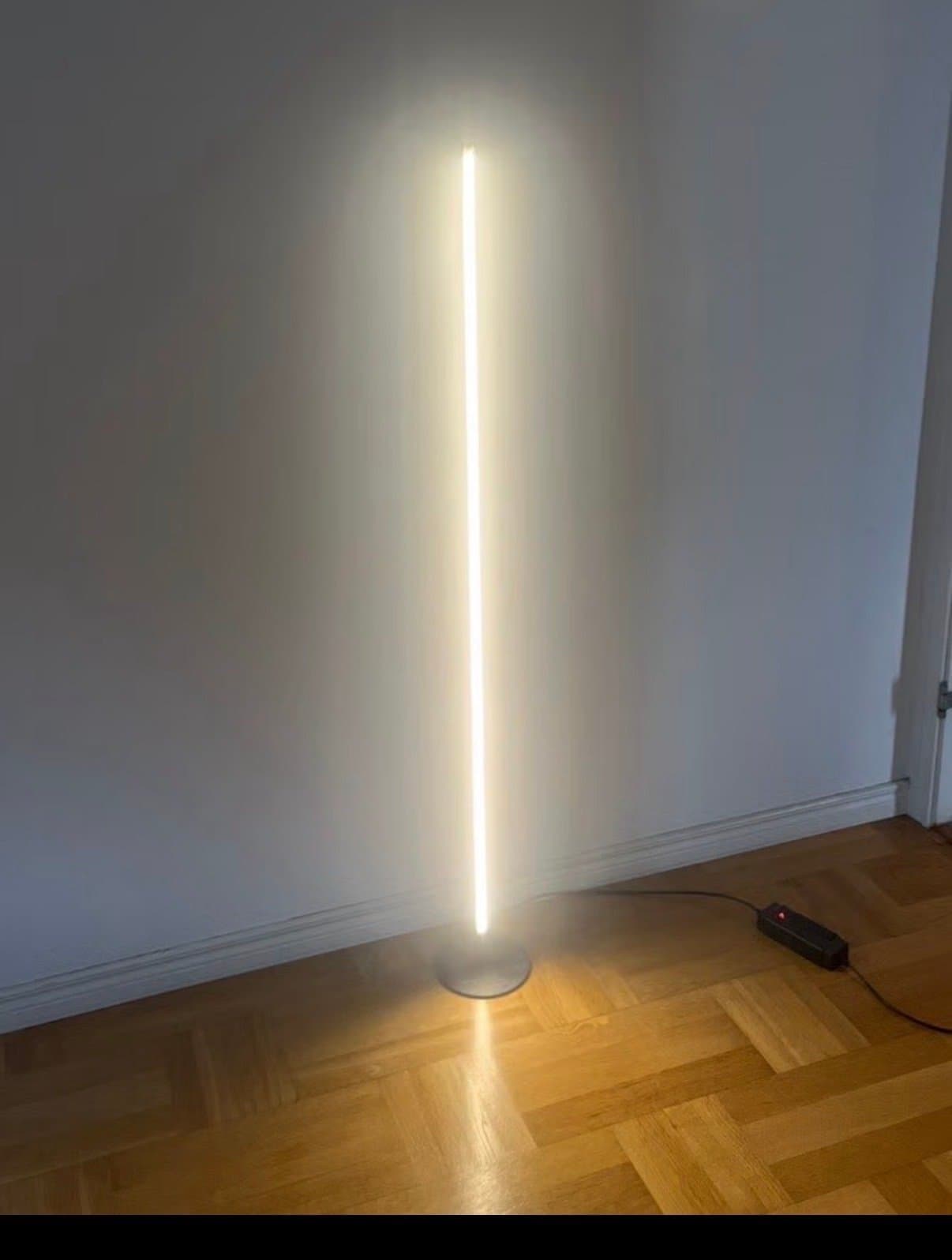 LED golvlampa med dimmer från jotex