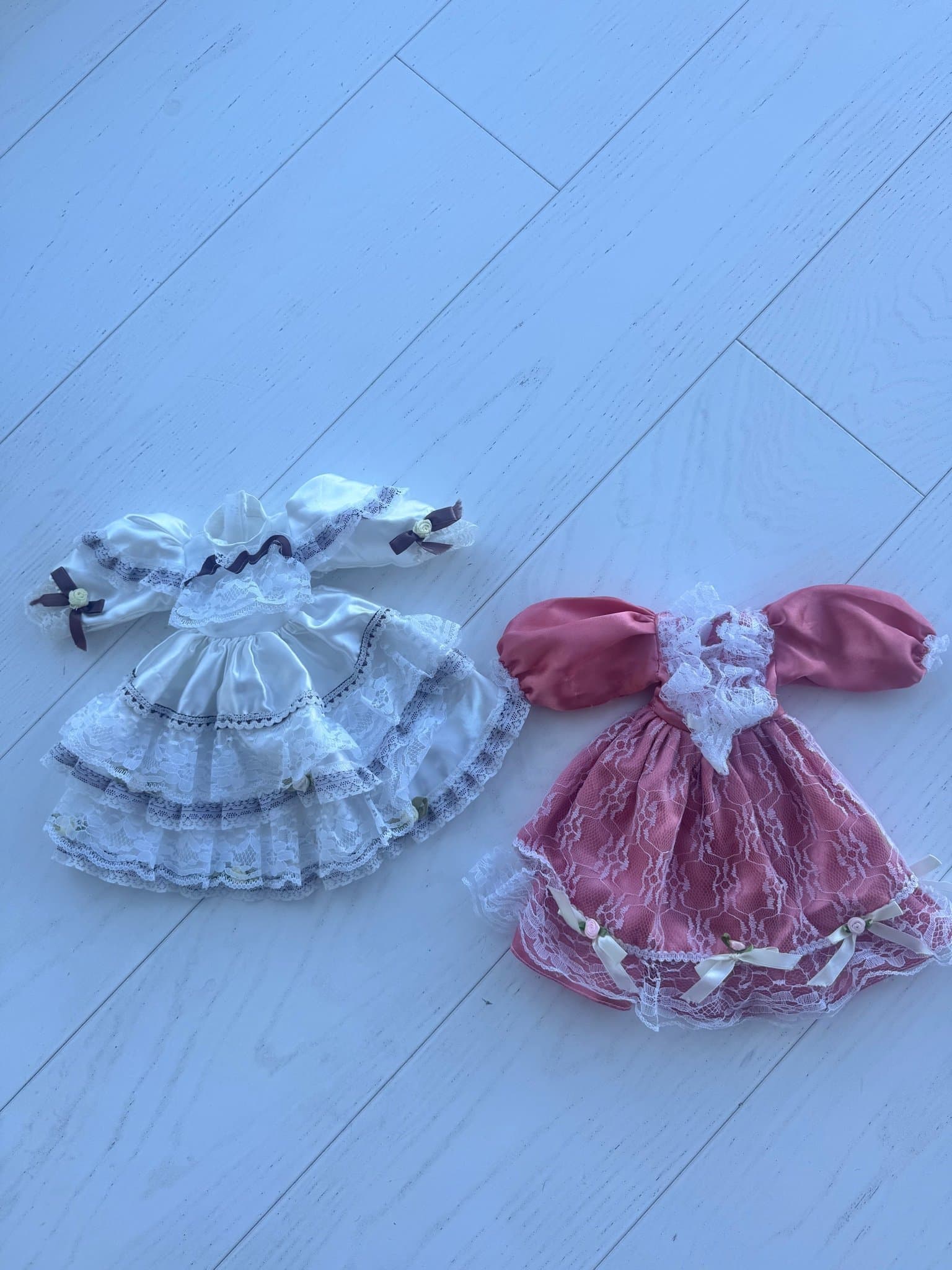 Två jätte fina dockklänningar i spets och satin
