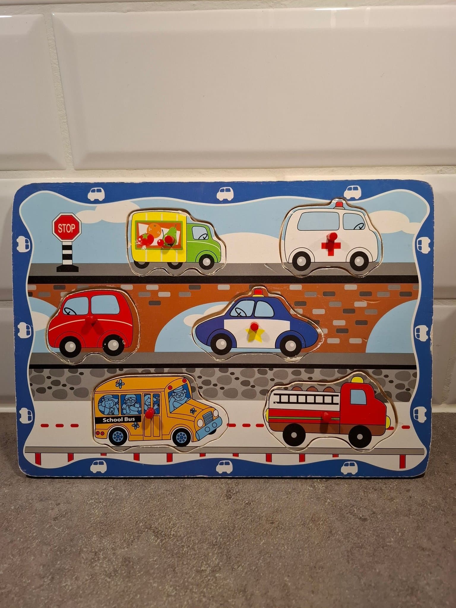 Knoppussel i trä med fordon