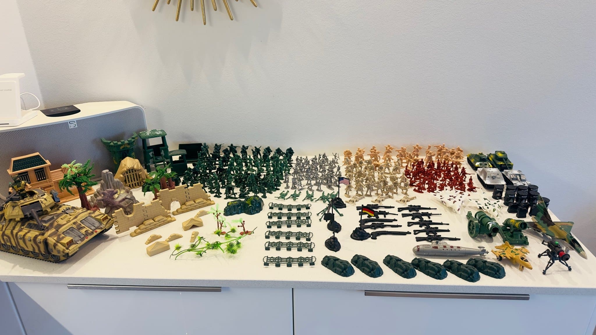 Stort set leksakssoldater + fordon + tillbehör – armé, stridsvagnar, flygplan