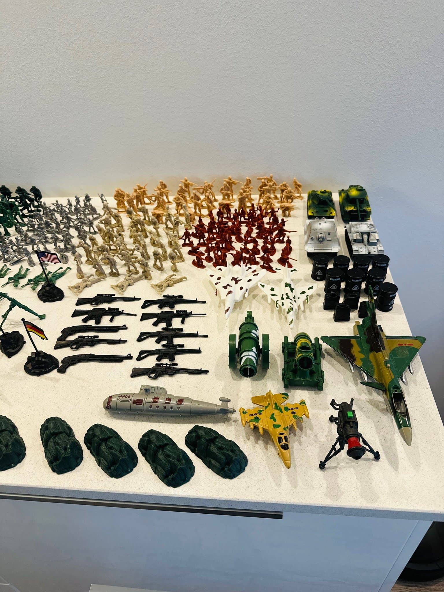 Stort set leksakssoldater + fordon + tillbehör – armé, stridsvagnar, flygplan