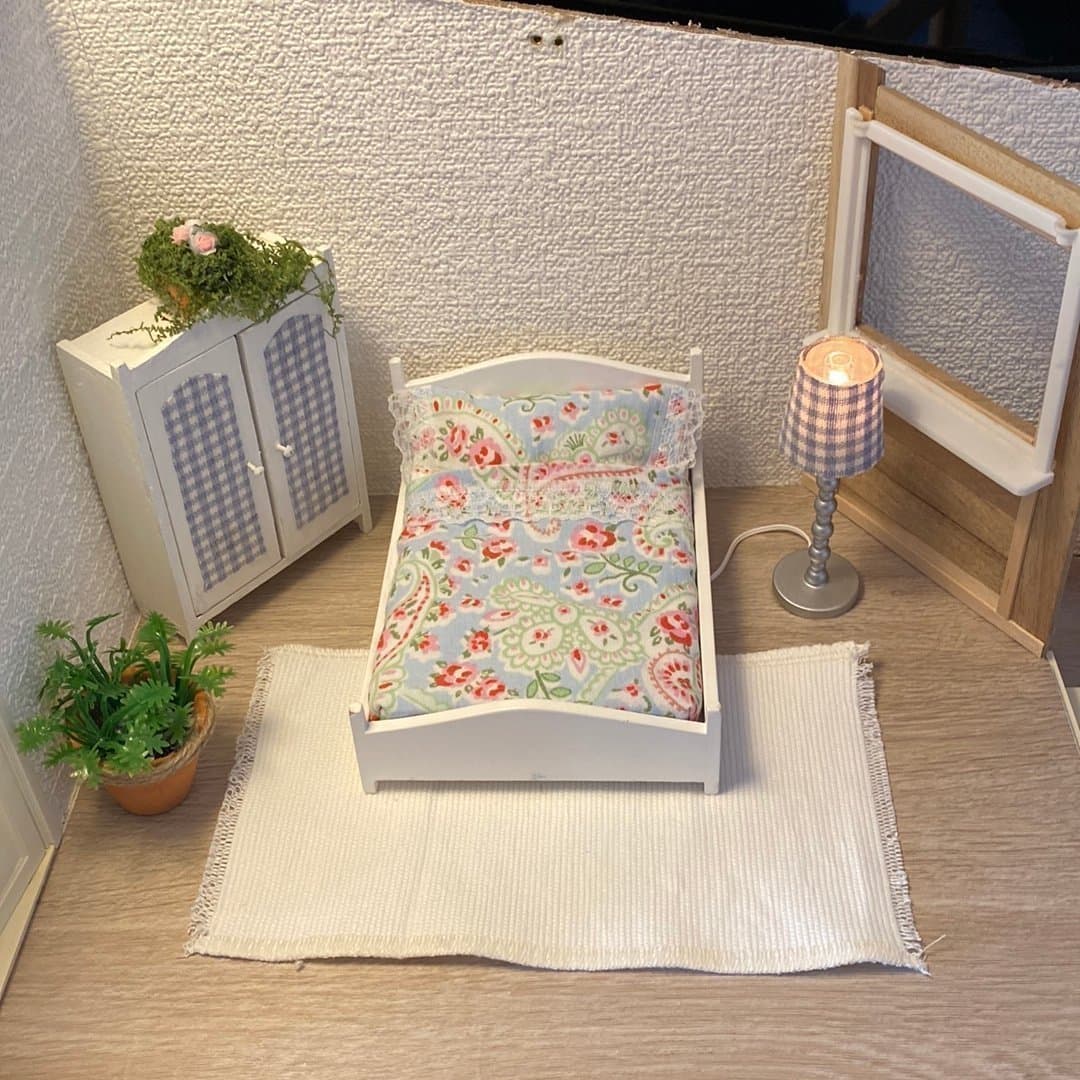Dubbelsäng med dubbelgarderob och golvlampa till Lundby dockskåp