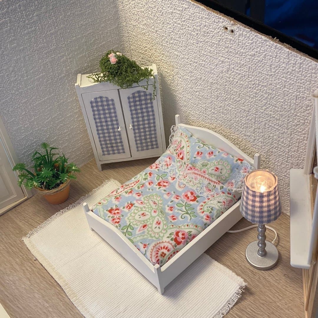 Dubbelsäng med dubbelgarderob och golvlampa till Lundby dockskåp