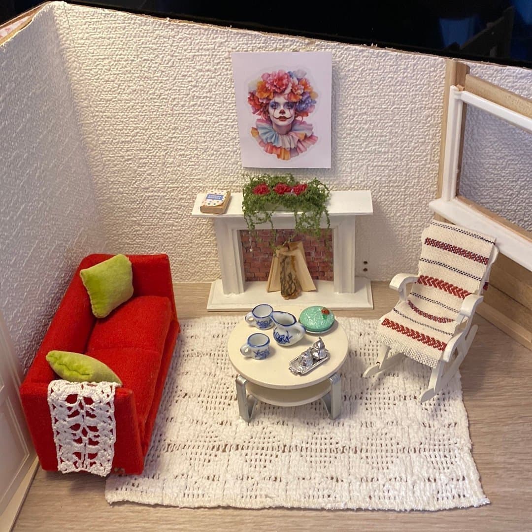 Röd bäddsoffa med bord och eldstad till Lundby dockskåp
