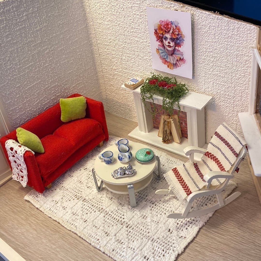 Röd bäddsoffa med bord och eldstad till Lundby dockskåp