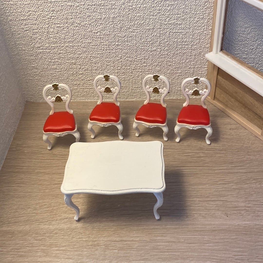 Dockskåpsmöbler rokoko bord i trä och plast med fyra stolar till Lundby dockskåp