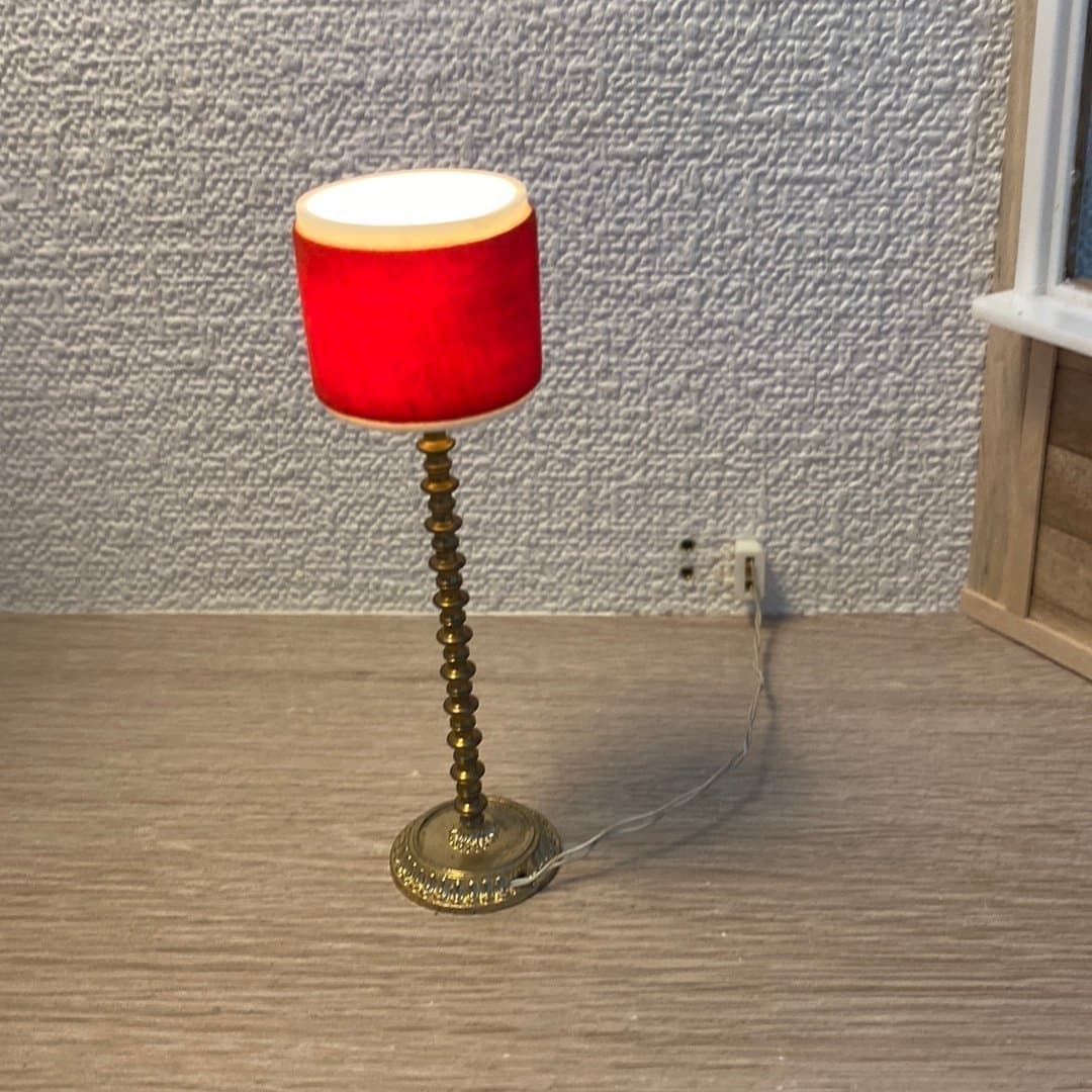 Fungerande röd golvlampa till Lundby dockskåp