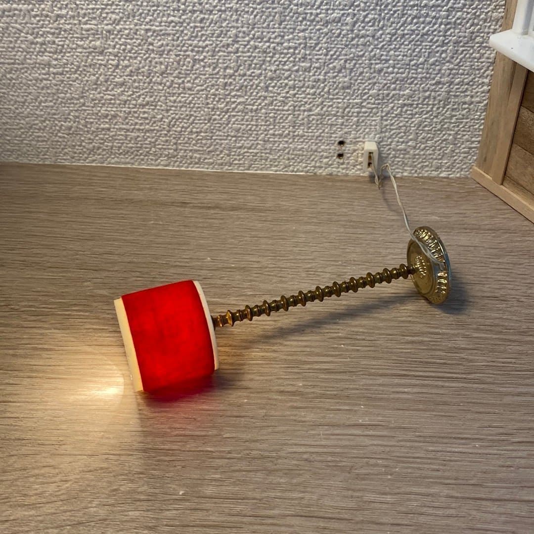 Fungerande röd golvlampa till Lundby dockskåp