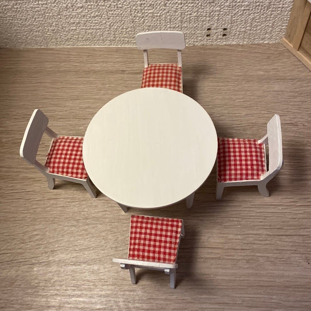 Dockskåpsmöbler köksbord och fyra stolar till Lundby dockskåp