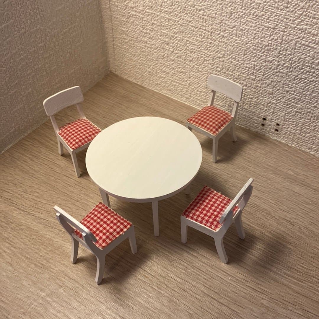 Dockskåpsmöbler köksbord och fyra stolar till Lundby dockskåp