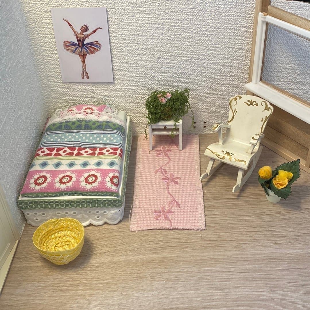 Säng, nattygsbord och gungstol i trä till Lundby dockskåp