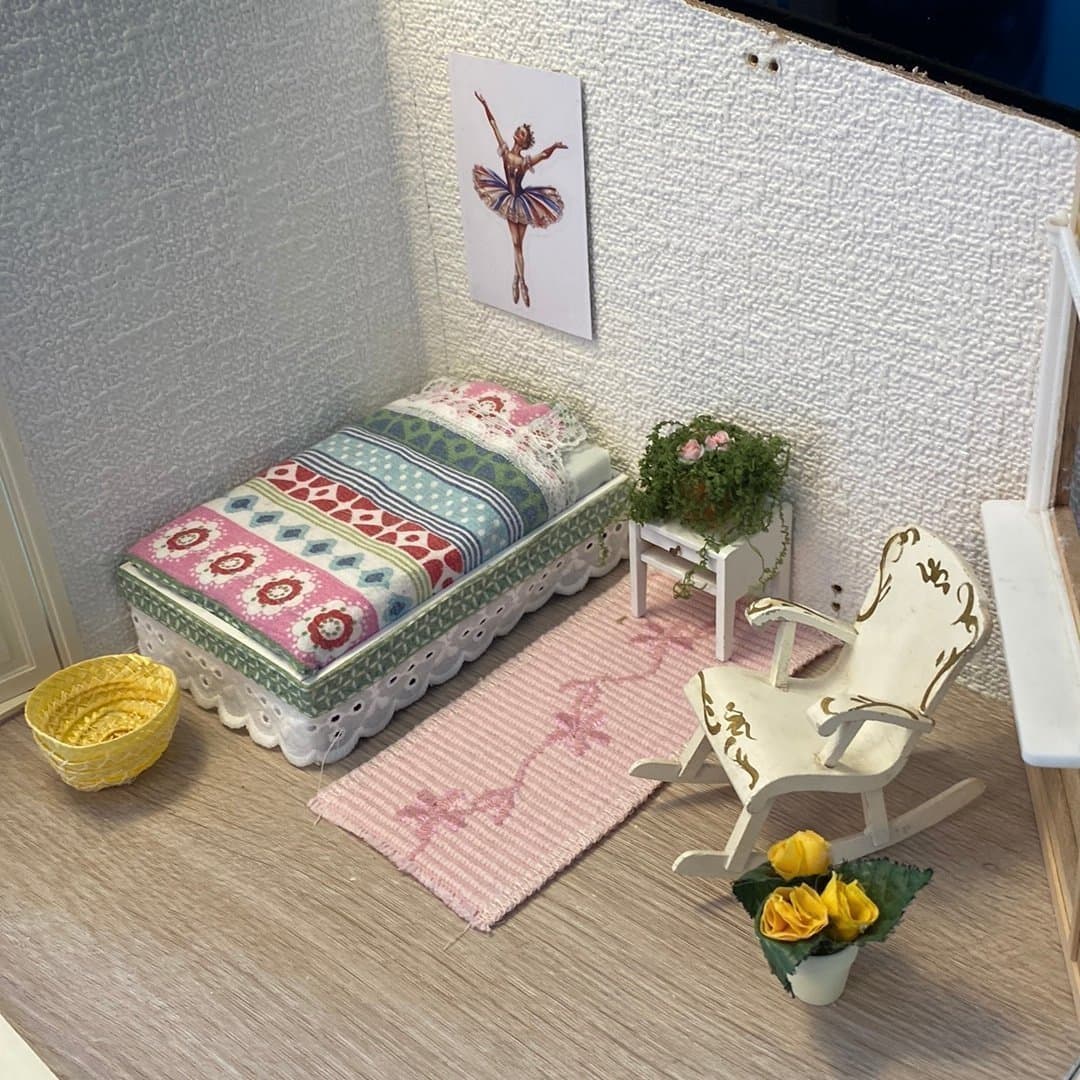 Säng, nattygsbord och gungstol i trä till Lundby dockskåp