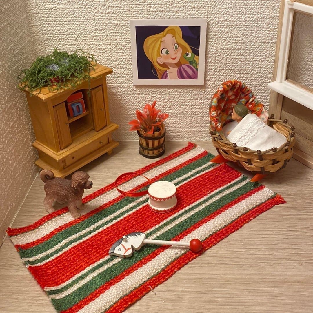 Retro vagga passar till barnkammaren i ett Lundby dockskåp