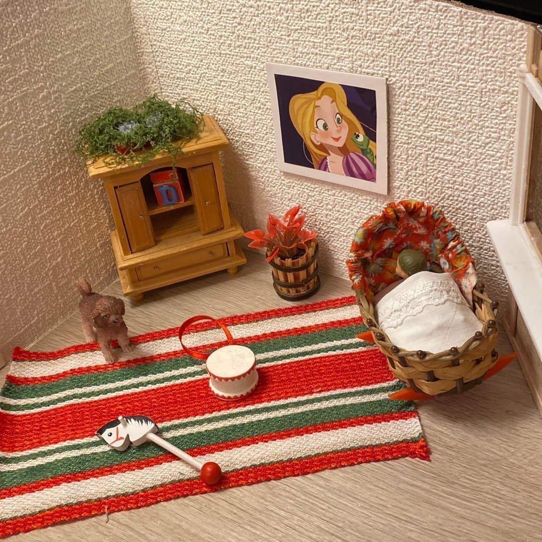 Retro vagga passar till barnkammaren i ett Lundby dockskåp