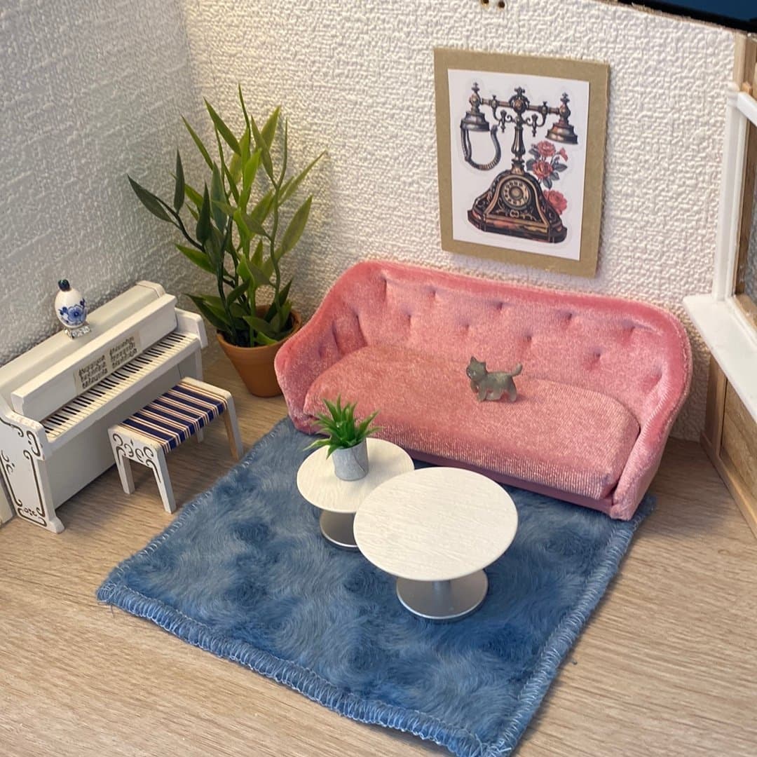 Rosa plysch soffa, två soffbord och ett piano till Lundby dockskåp