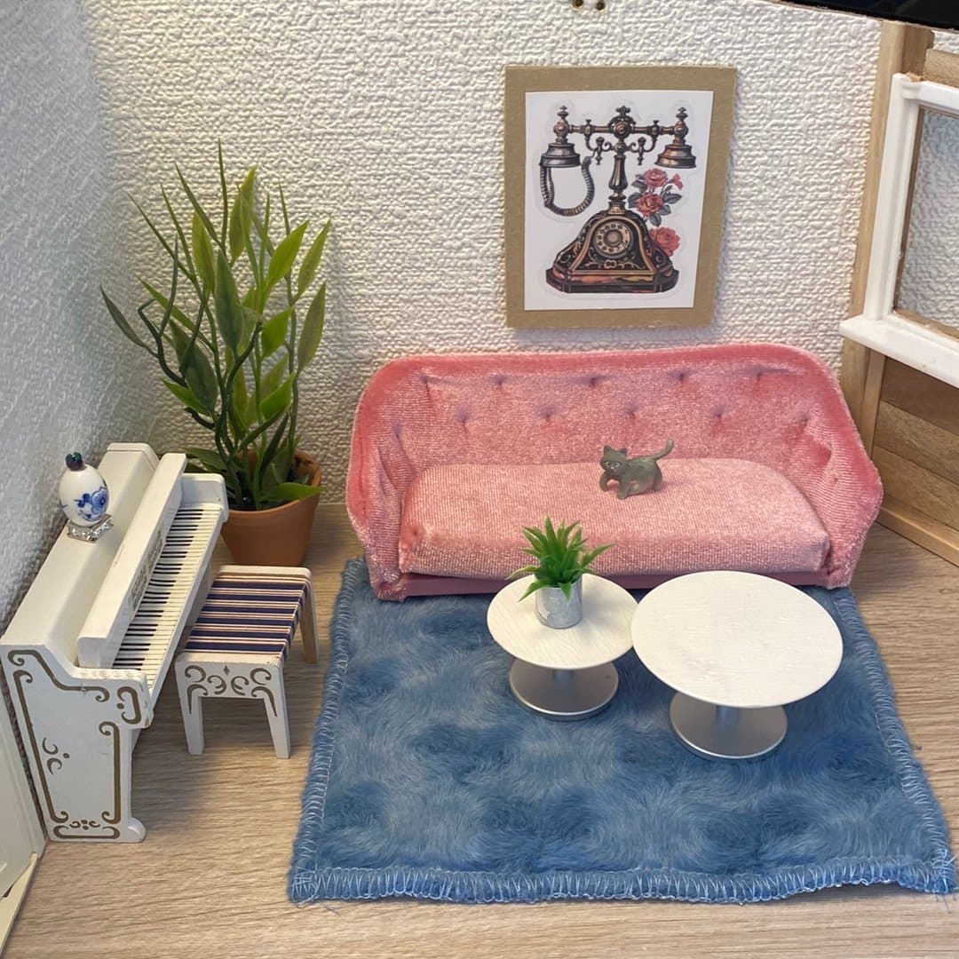 Rosa plysch soffa, två soffbord och ett piano till Lundby dockskåp