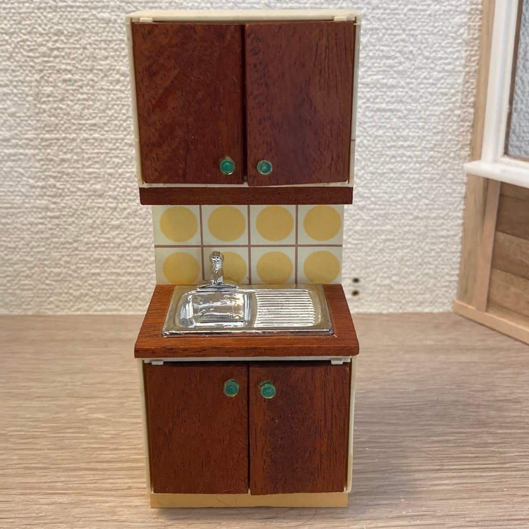 Dockskåpsmöbler köksdel med diskho och gul backsplash till Lundby dockskåp
