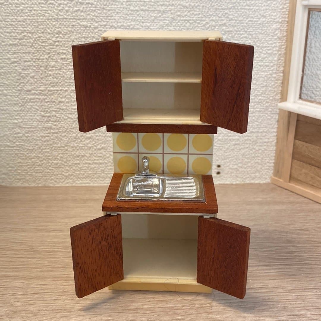 Dockskåpsmöbler köksdel med diskho och gul backsplash till Lundby dockskåp