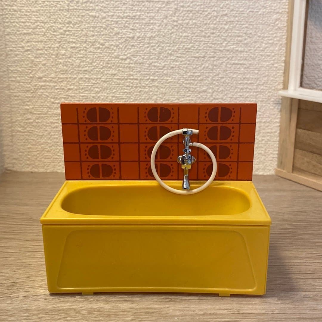Dockskåpsmöbler badkar med orange backsplash till Lundby dockskåp