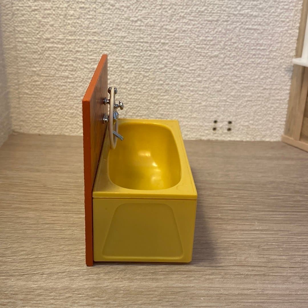 Dockskåpsmöbler badkar med orange backsplash till Lundby dockskåp