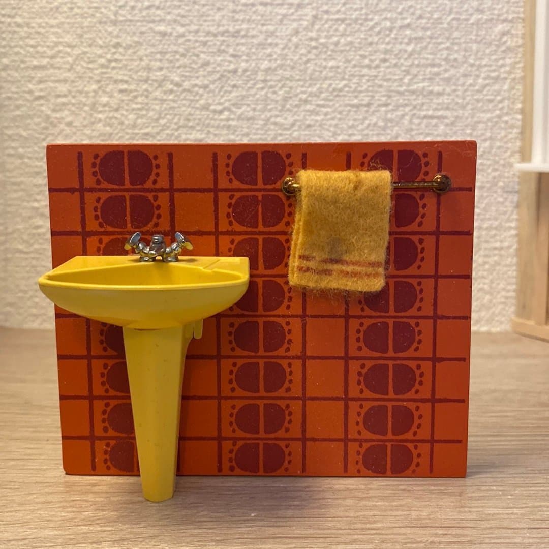 Dockskåpsmöbler gult handfat med orange backsplash till Lundby dockskåp