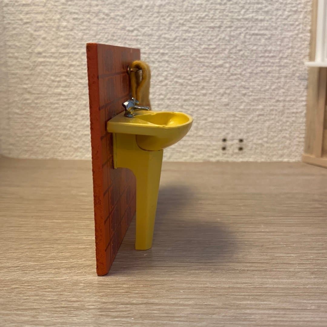 Dockskåpsmöbler gult handfat med orange backsplash till Lundby dockskåp