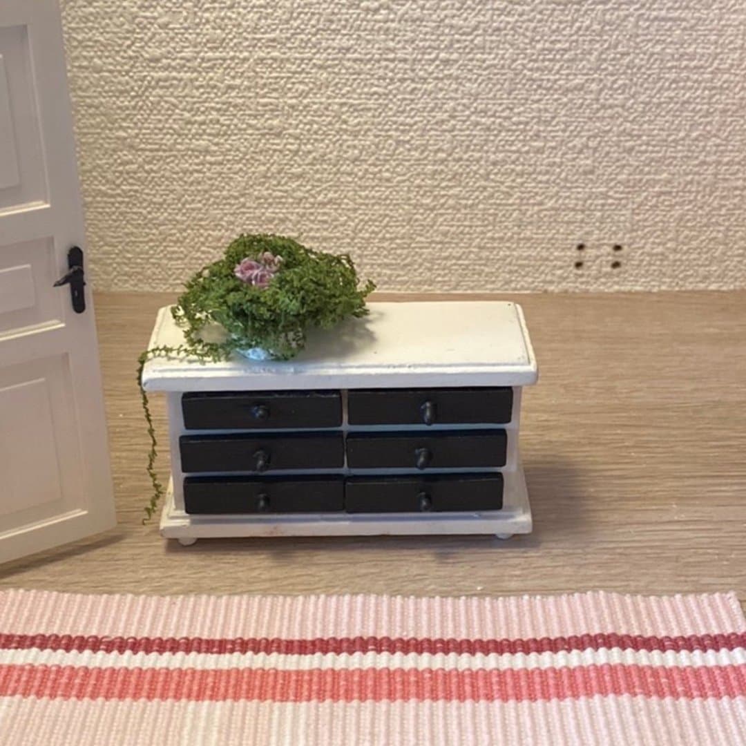 Dockskåpsmöbler: Miniatyr ros, byrå och matta passar till Lundby dockskåp