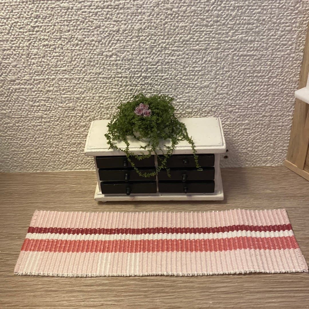 Dockskåpsmöbler: Miniatyr ros, byrå och matta passar till Lundby dockskåp