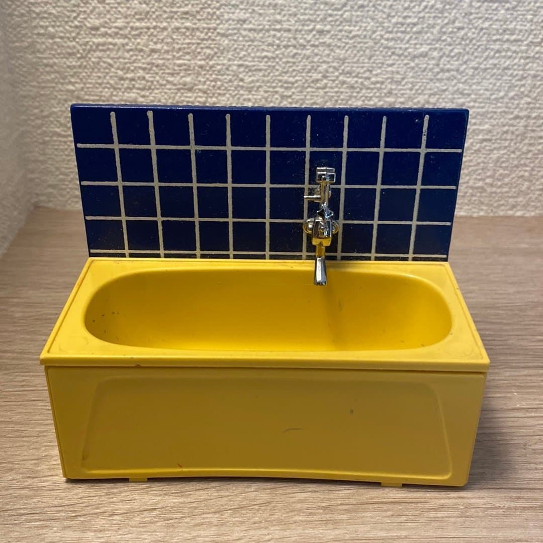 Dockskåpsmöbler badkar med blå backsplash till Lundby dockskåp