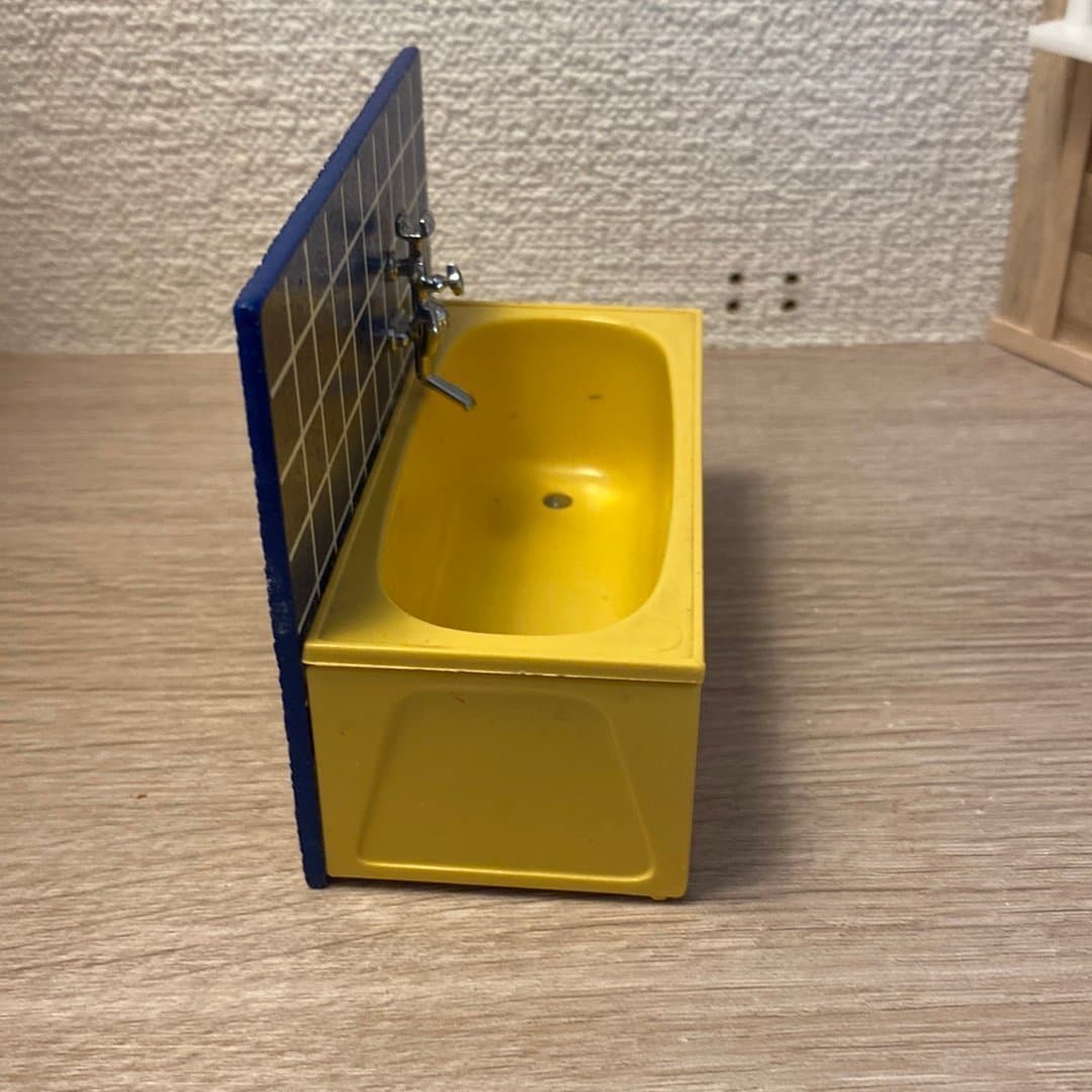 Dockskåpsmöbler badkar med blå backsplash till Lundby dockskåp