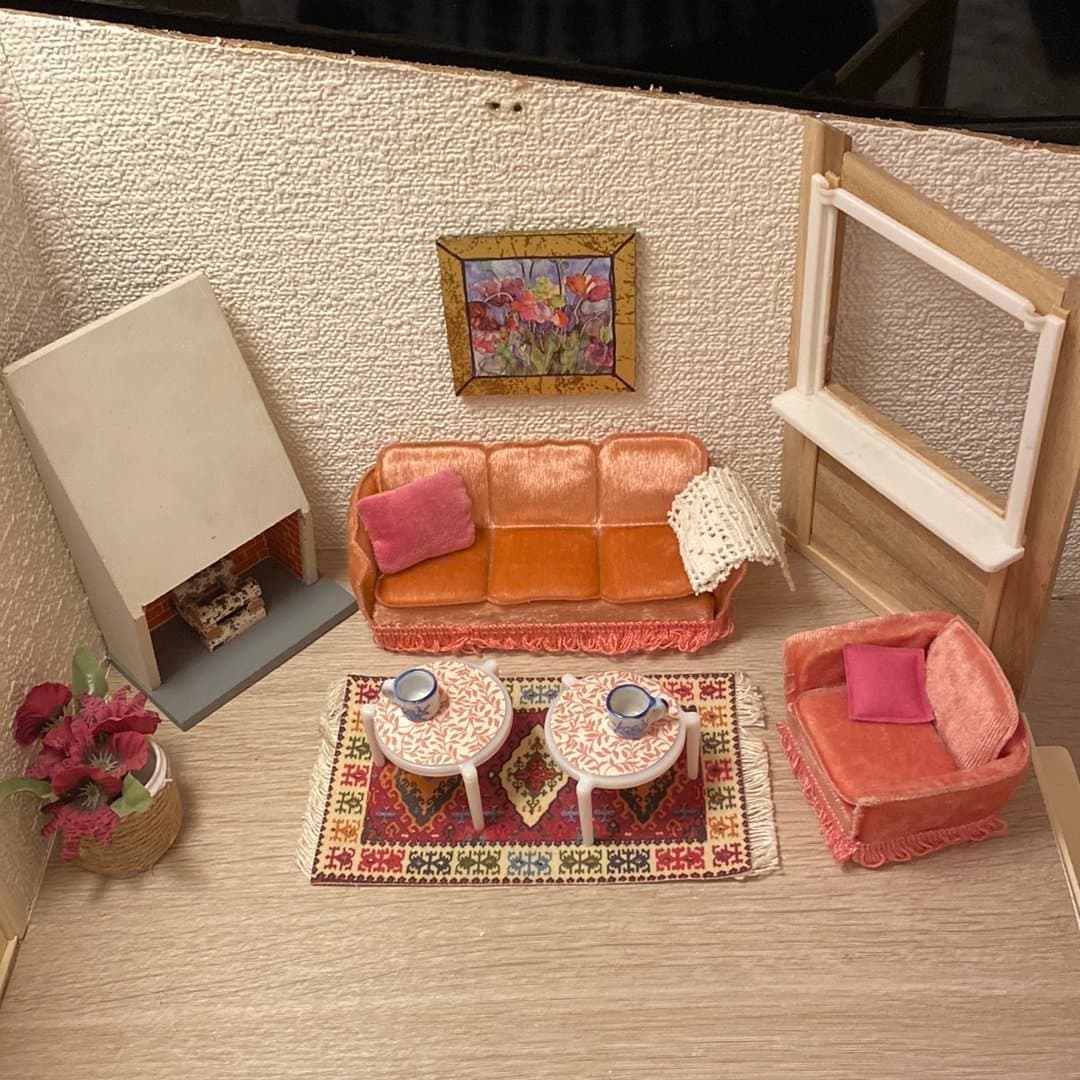 Retro rosa soffgrupp och eldstad Lundby dockskåp