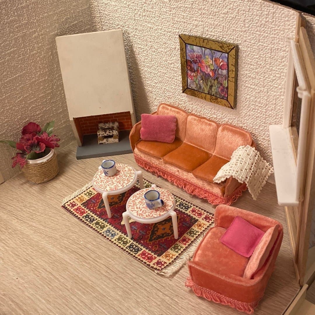 Retro rosa soffgrupp och eldstad Lundby dockskåp